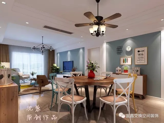 除了舒服的配色，軟裝看點也不少：餐邊柜兼顧展臺，美觀實用；白色小圓鐘+掛畫裝飾背景墻……在和業主溝通時，設計師說：“裝修設計階段要想好，多了解自己的需求，不要著急，這樣才能裝出不后悔的家。”